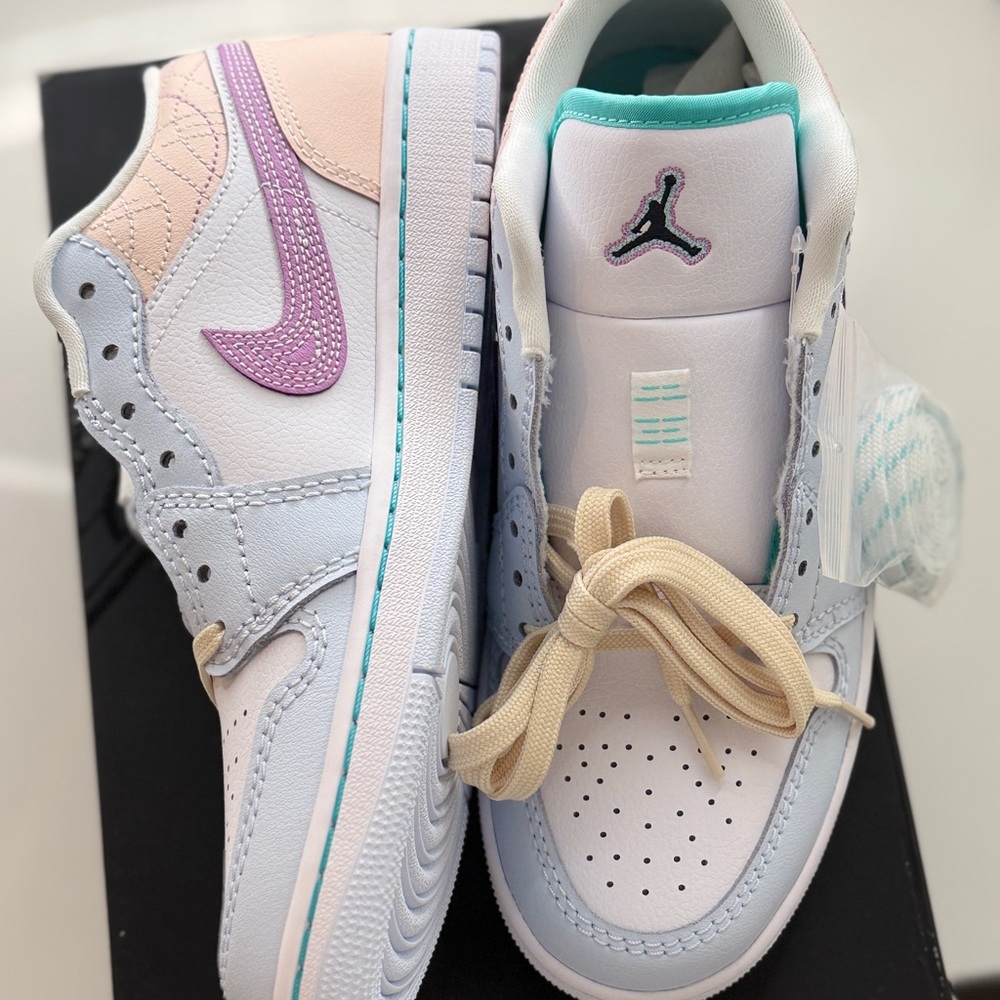 New! Nike Women's Air Jordan low SE